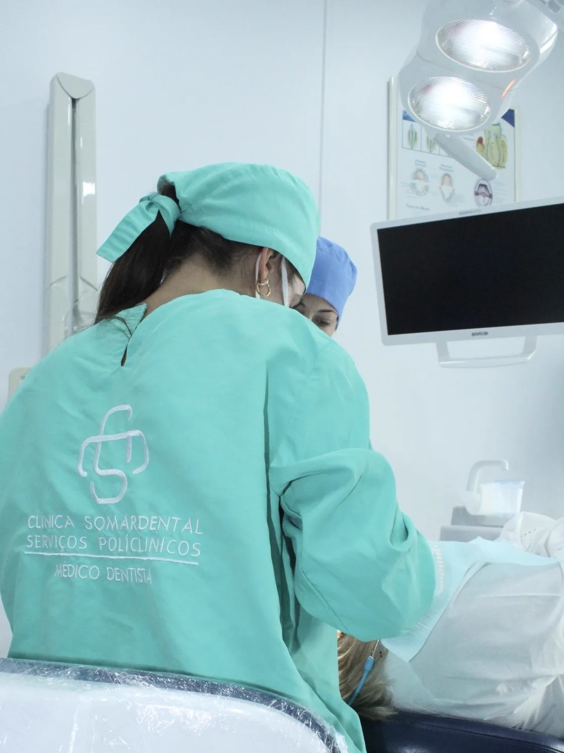 Profissional de saúde segurando instrumento