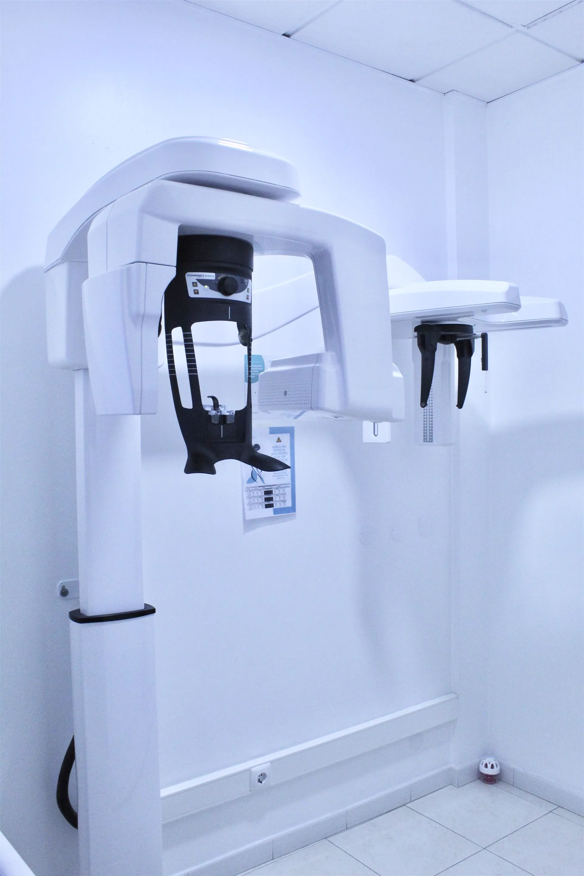 Profissional de saúde segurando instrumento